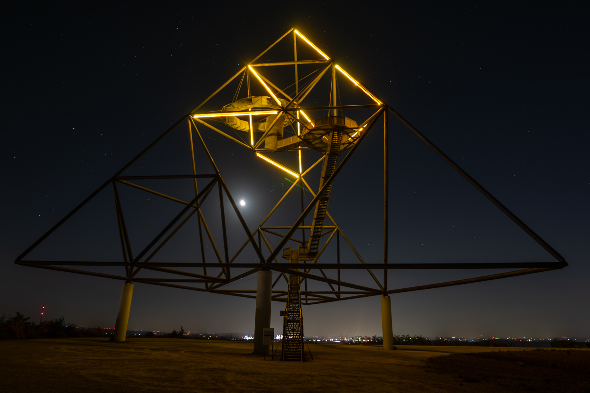 Tetraeder bei Nacht 2025