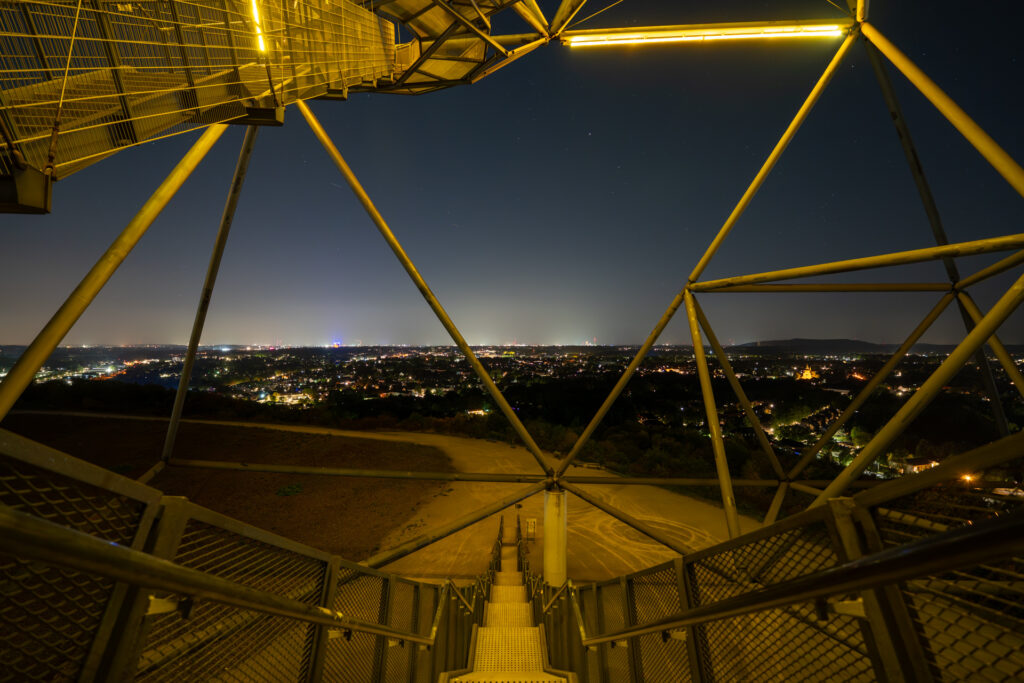 Tetraeder bei Nacht 2025